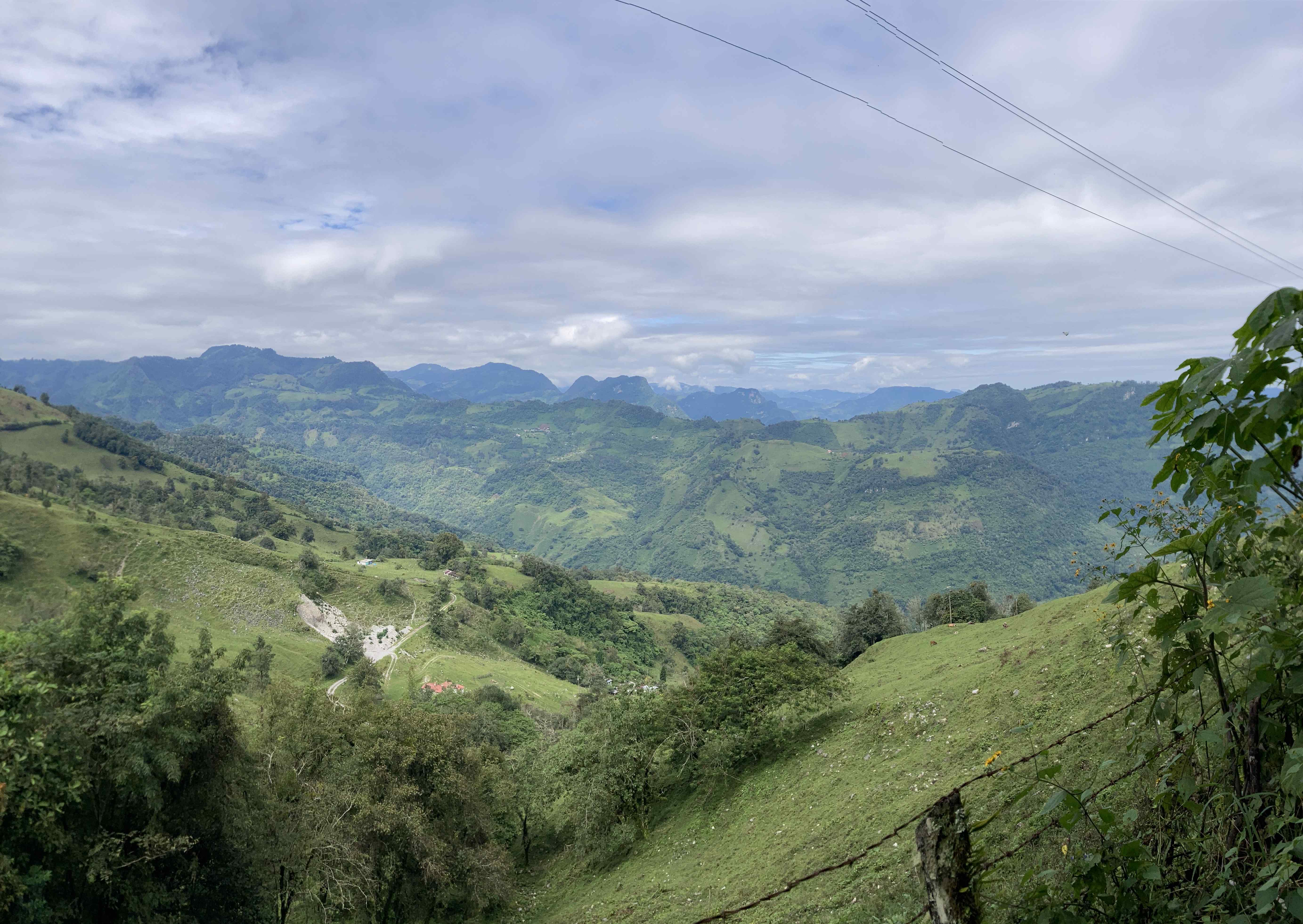 Camino hacia la cumbre de Tlacuilotepec